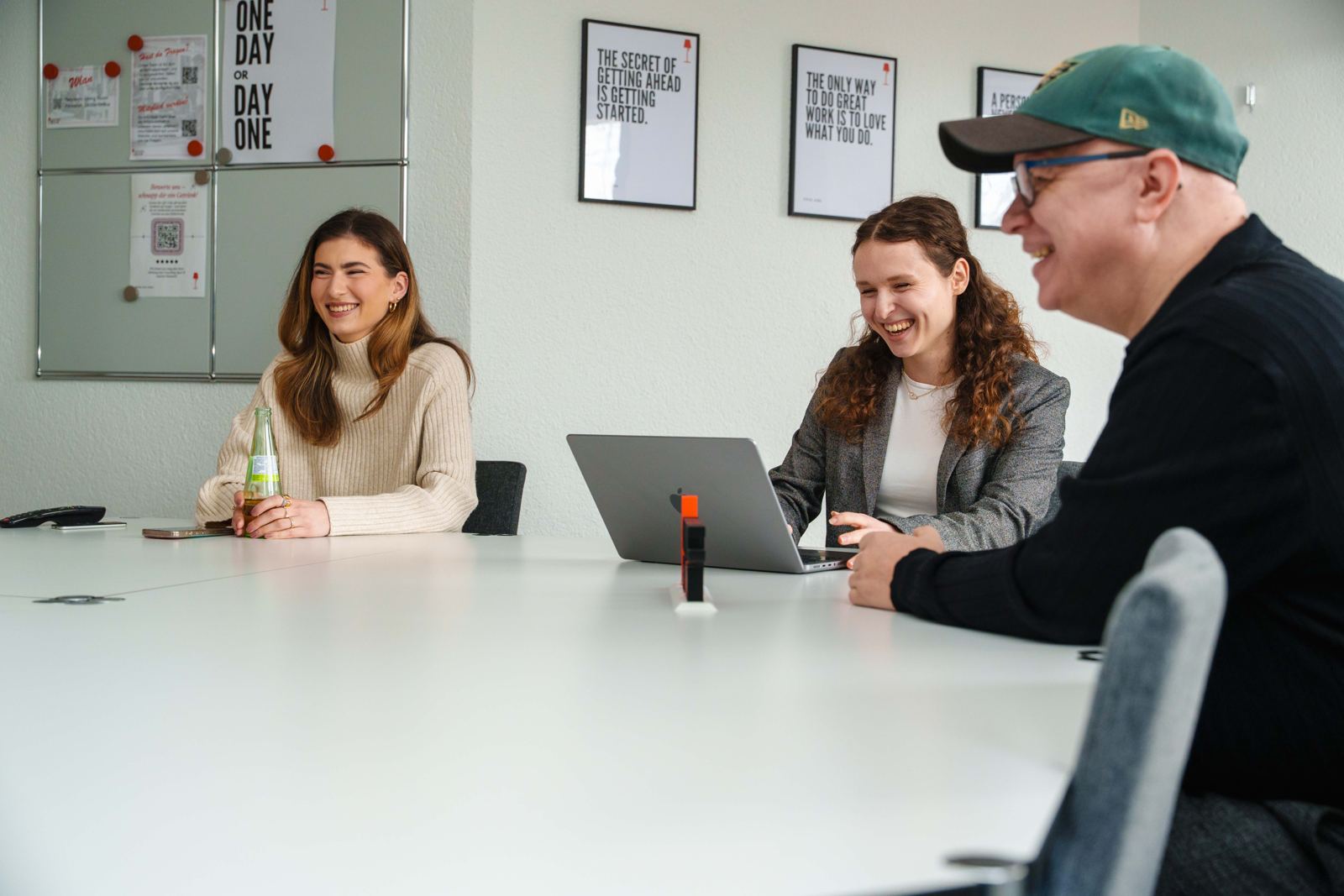 Team am großen Tisch im Living Room
