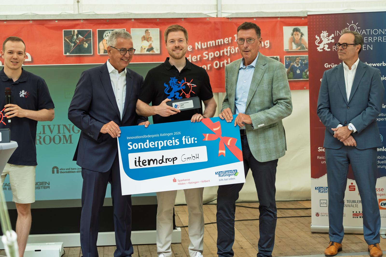 Übergabe eines Förderschecks beim Innovationsförderpreis