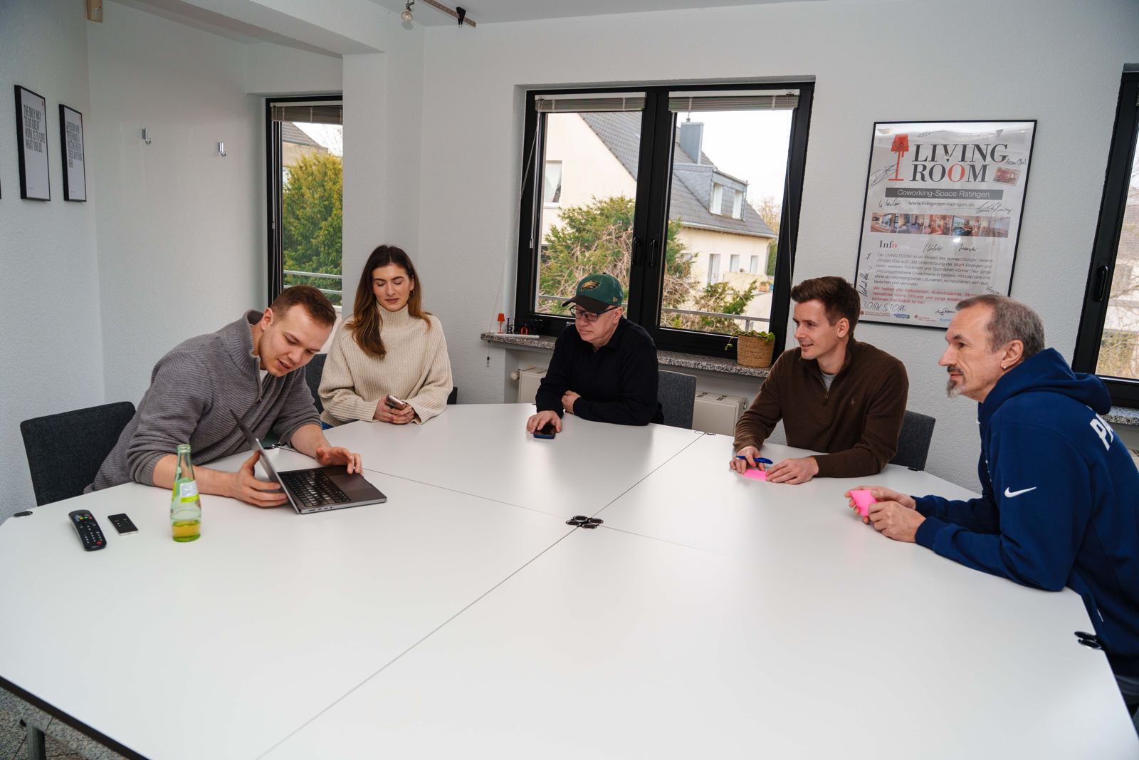 Besprechung am großen Tisch