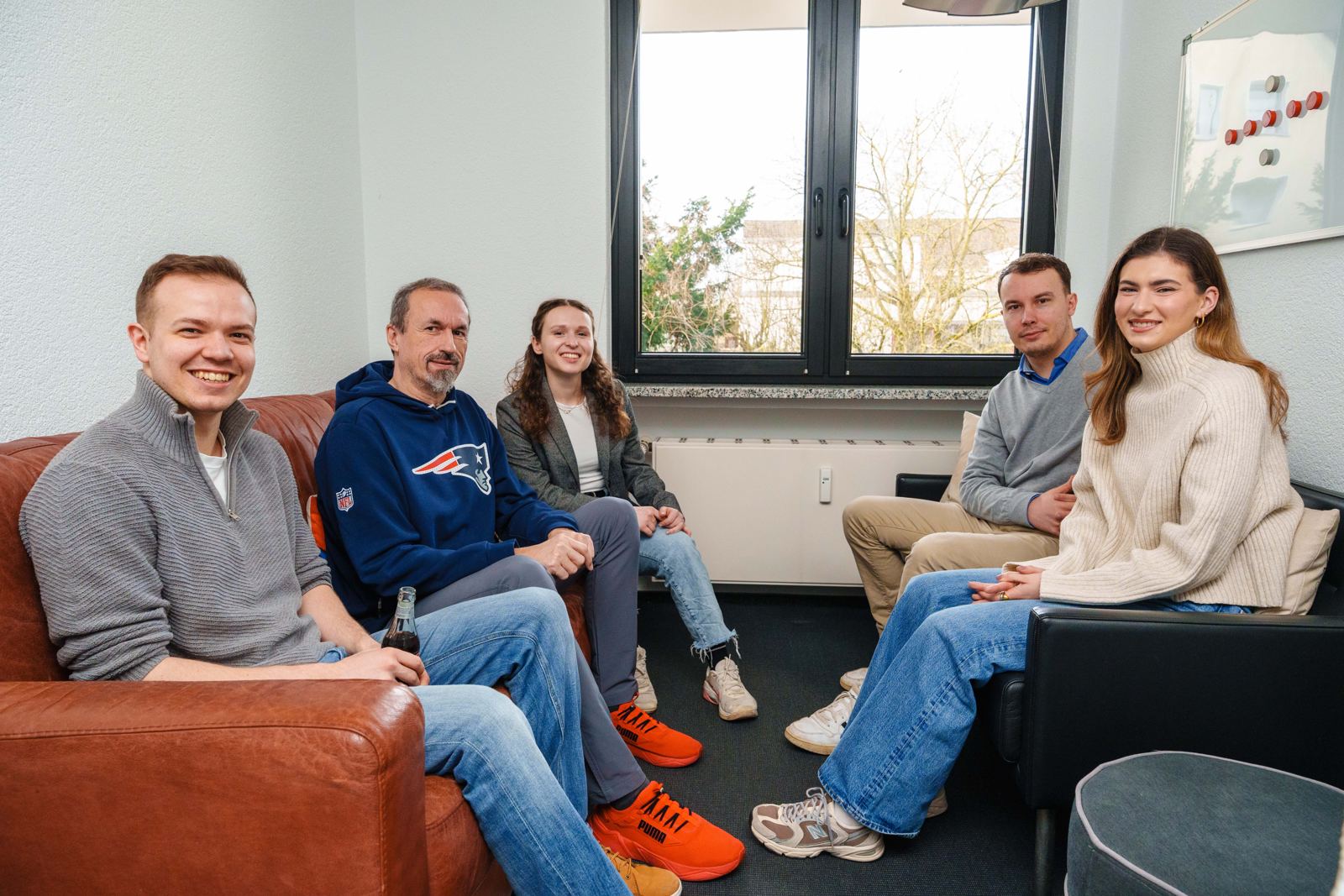 Mitglieder des Living Room im Gespräch auf dem Sofa