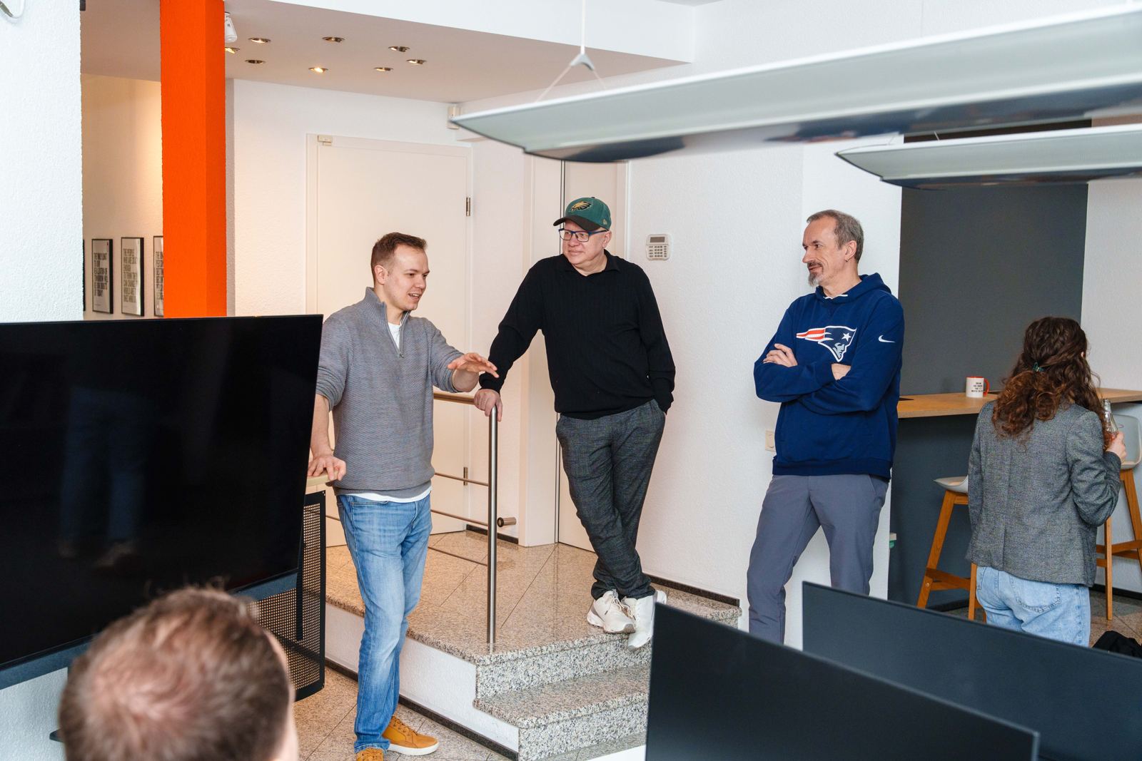 Mitglieder arbeiten gemeinsam im Open Space