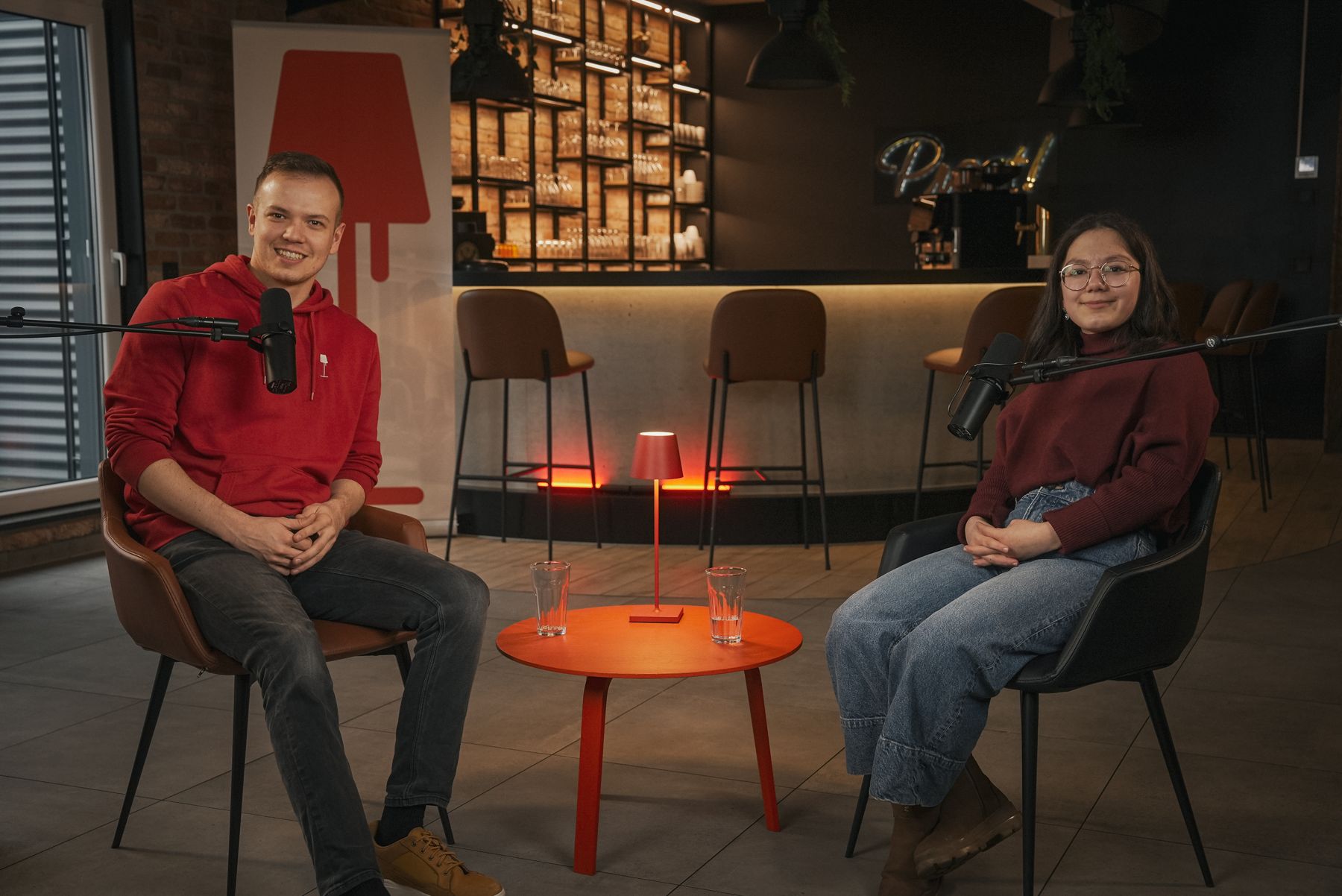 Louis Steininger mit einem Gast bei der Podcast-Aufnahme im Studio