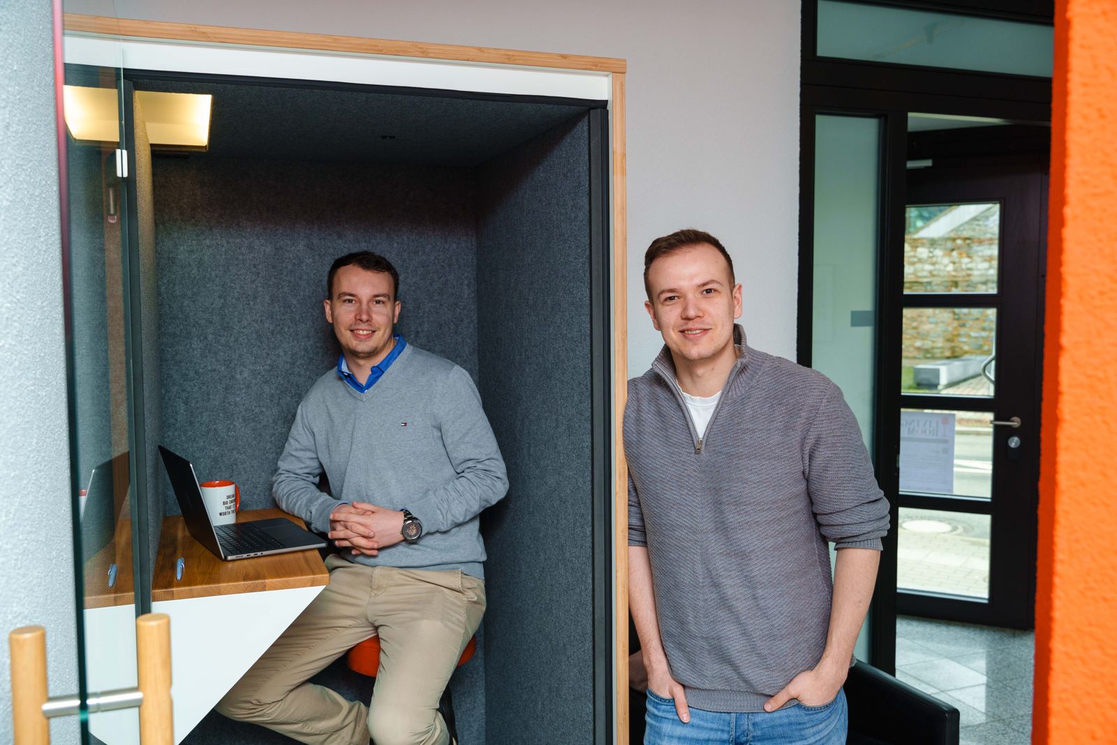 Zwei Mitglieder an der Telefonbox